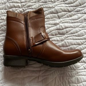 Perfect condition Clark’s boots size 8
